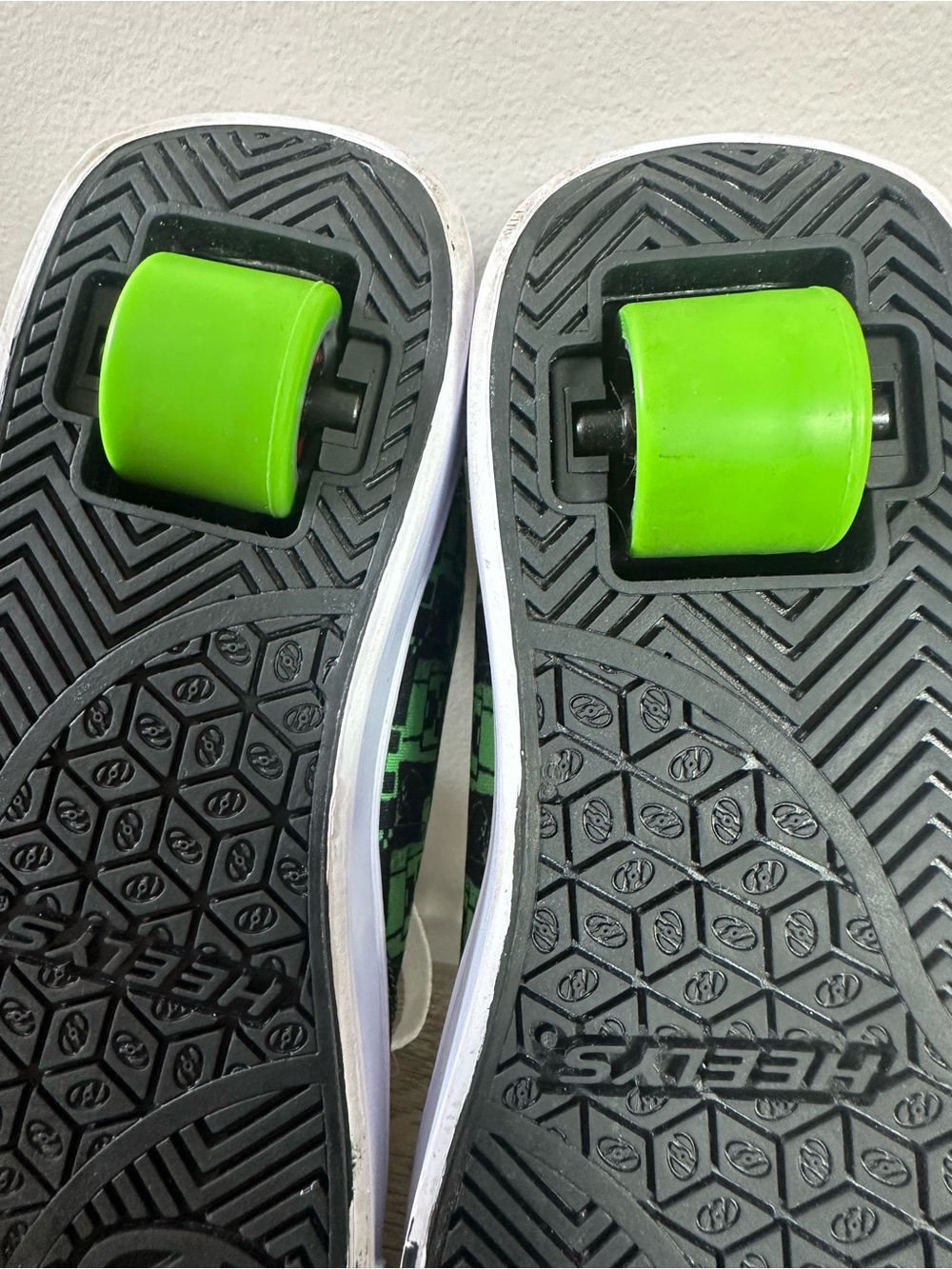 Heelys Kids MineCraft Low-Top Skate Shoes Size 4 - Picture 8 of 10